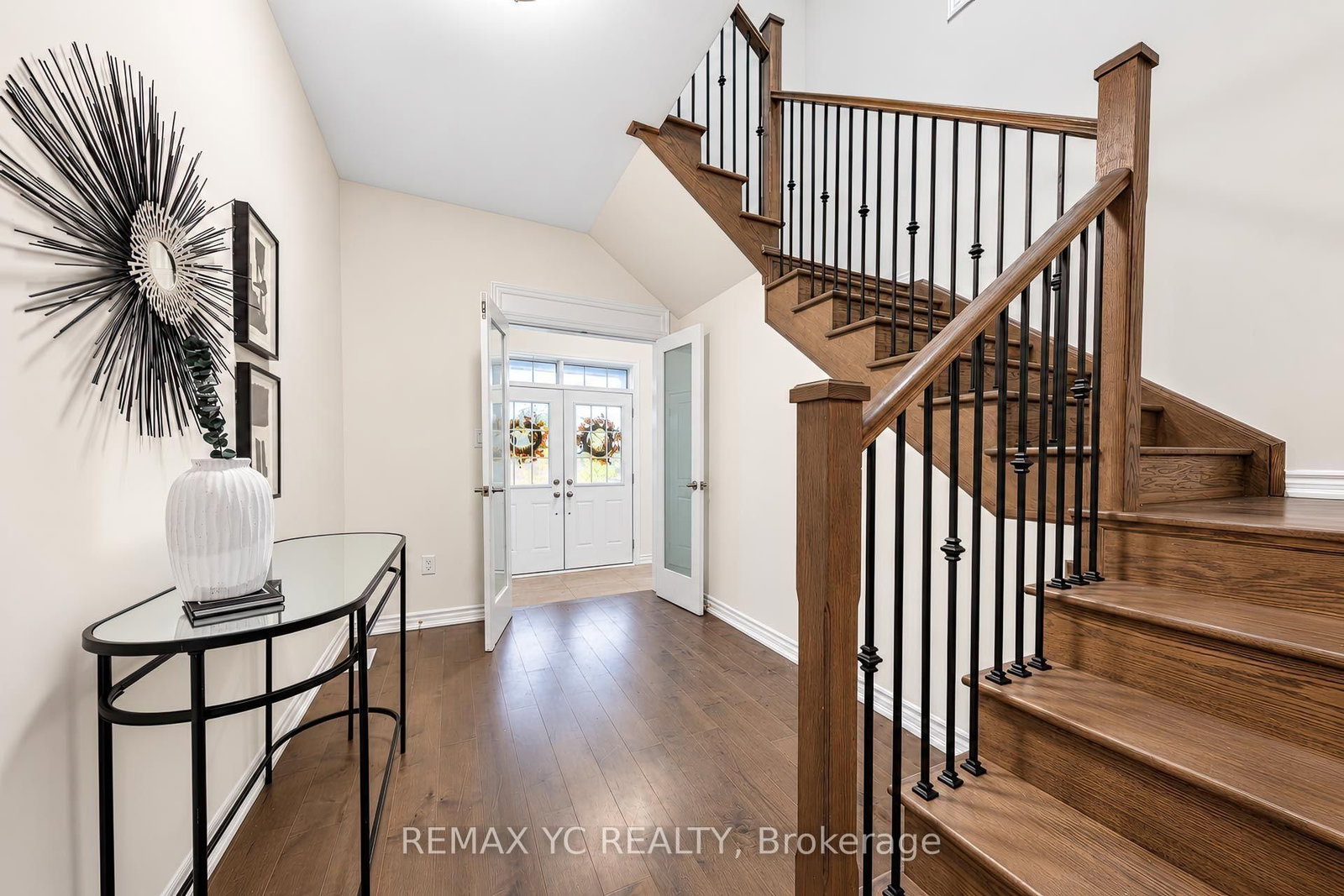 126 Durham Avenue • Barrie, ON photo 2