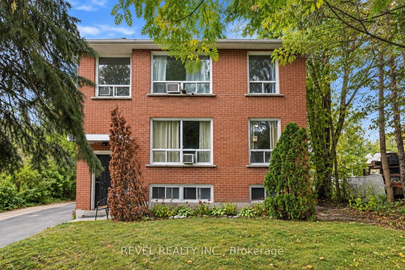 138 Innisfil St photo 2