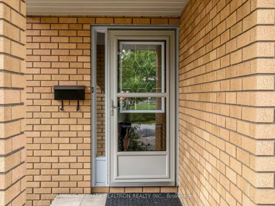 101 Chieftain Crescent • Barrie, ON photo 2