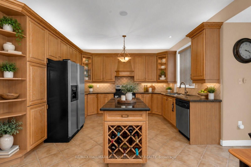 5 Sandringham Dr photo 3