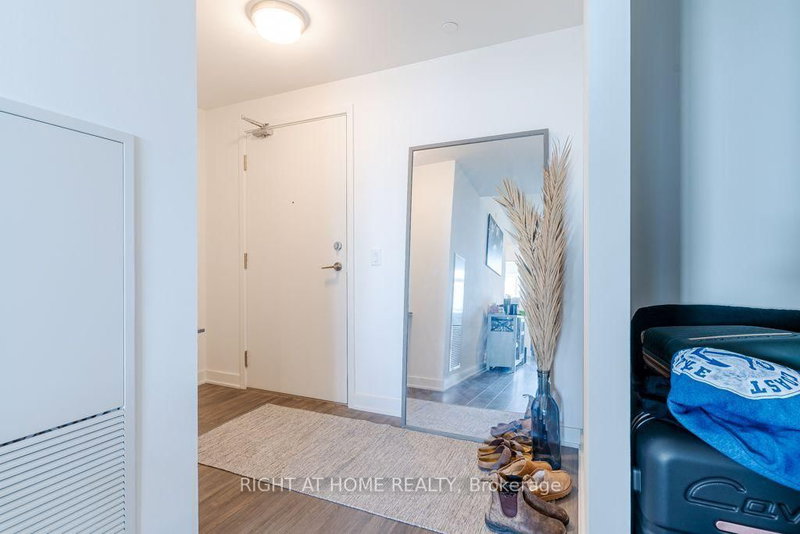 681 Yonge St photo 5