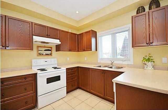 15 Surrey Dr, Barrie, L4M 0C5 | Image 2