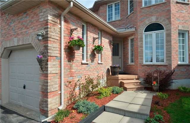 28 Shaina Crt, Barrie, L4N9S7 | Image 2