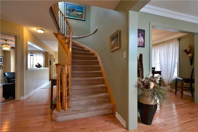 28 Shaina Crt, Barrie, L4N9S7 | Image 3