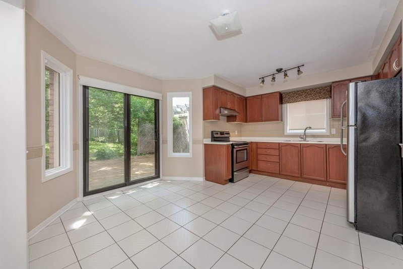 97 Bishop Dr, Barrie, L4N7P4 | Image 2