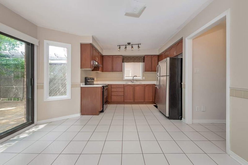 97 Bishop Dr, Barrie, L4N7P4 | Image 3