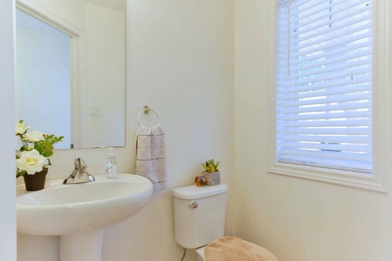 995 Cook Dr, Midland, L4R 0E4 | Image 3