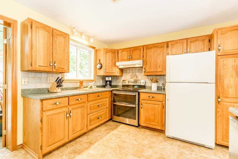 16 Mundy Ave, Tiny, L9M 0B5 | Image 3