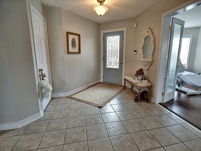 14 Round Leaf Crt, Barrie, L4N9N3 | Image 2