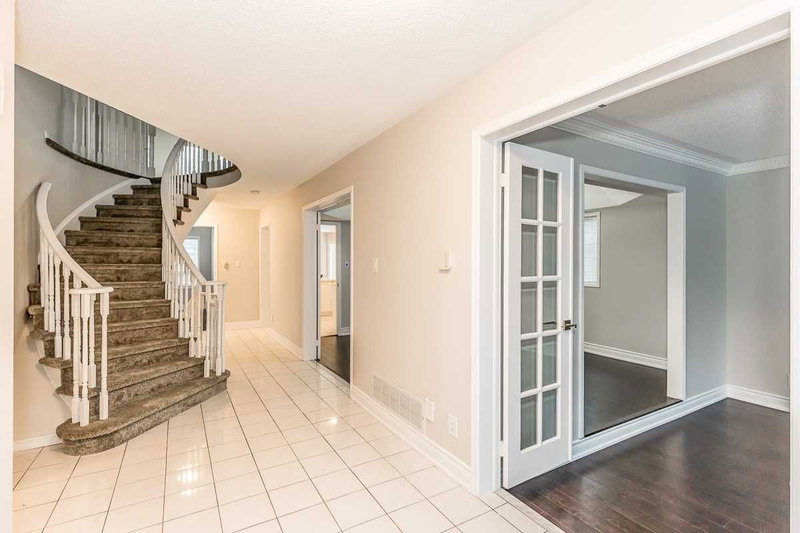90 Cityview Circ, Barrie, L4N7V2 | Image 3
