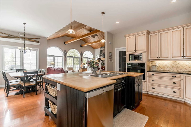 679 Sandy Bay Rd, Tiny, L9M 0H6 | Image 2