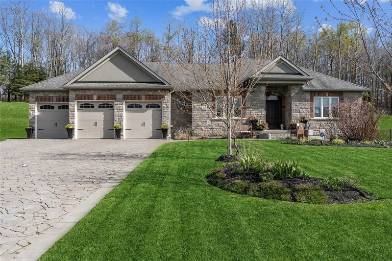24 Wendat Tr, Springwater, L4M 6T4 | Image 2