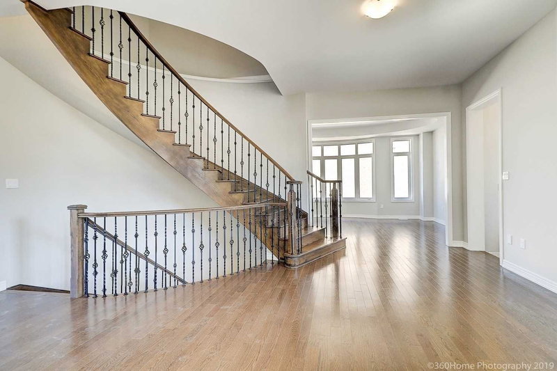 56 Redmond Cres, Springwater, L9X 1Z8 | Image 2