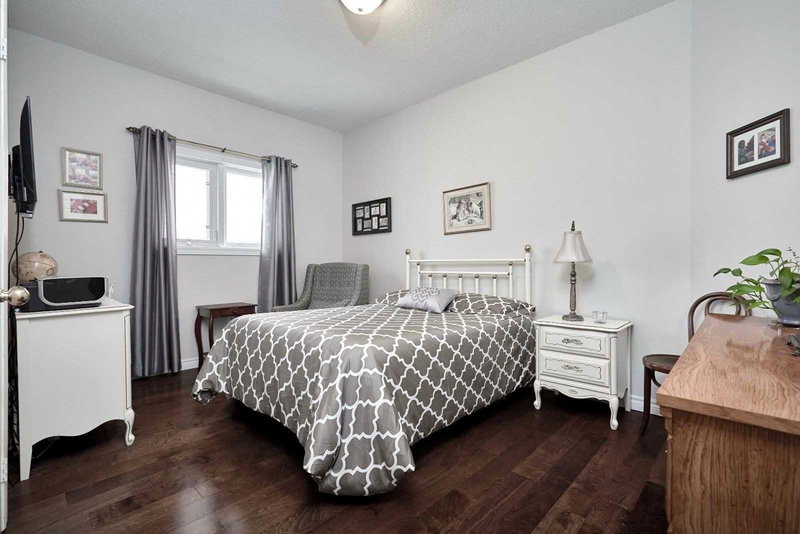 21 Silver Tr, Barrie, L4N 2S2 | Image 2