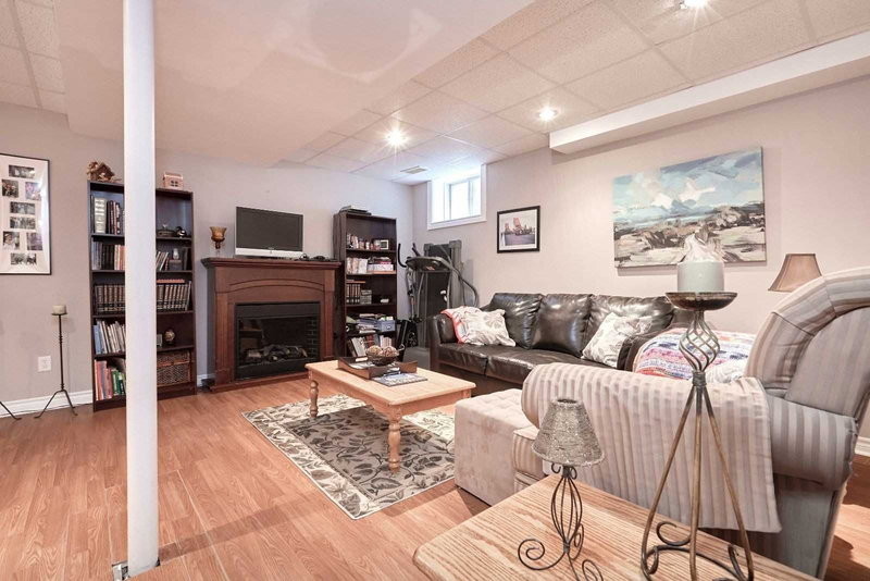 21 Silver Tr, Barrie, L4N 2S2 | Image 3