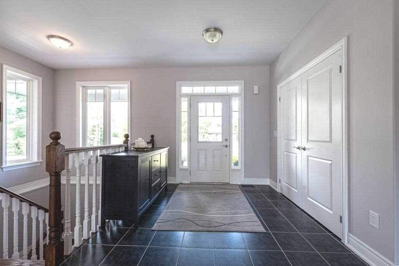 2228 Elana Dr, Severn, L3V 0C2 | Image 2