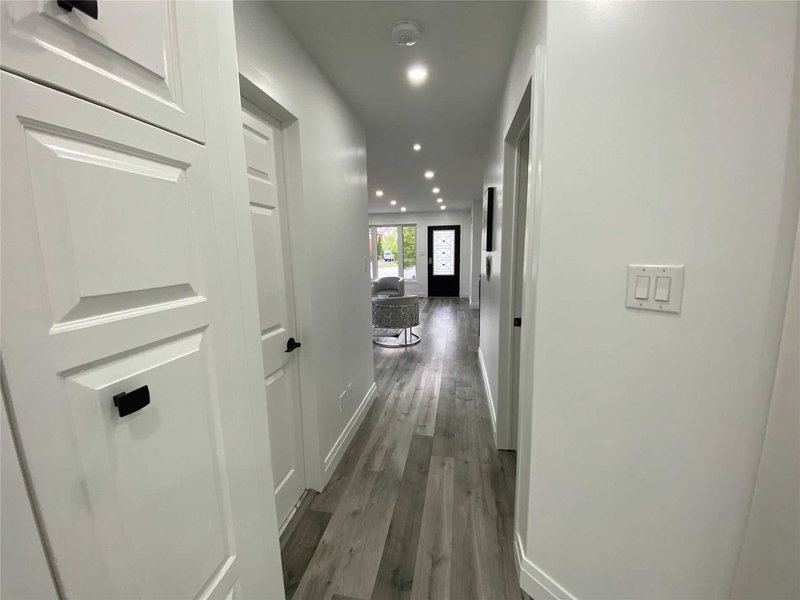 10 St. Bruno's Circ, Barrie, L4N0B9 | Image 3