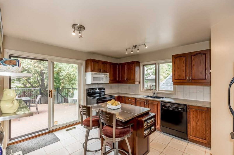 38 Kempenfelt Dr, Barrie, L4M 1B9 | Image 3