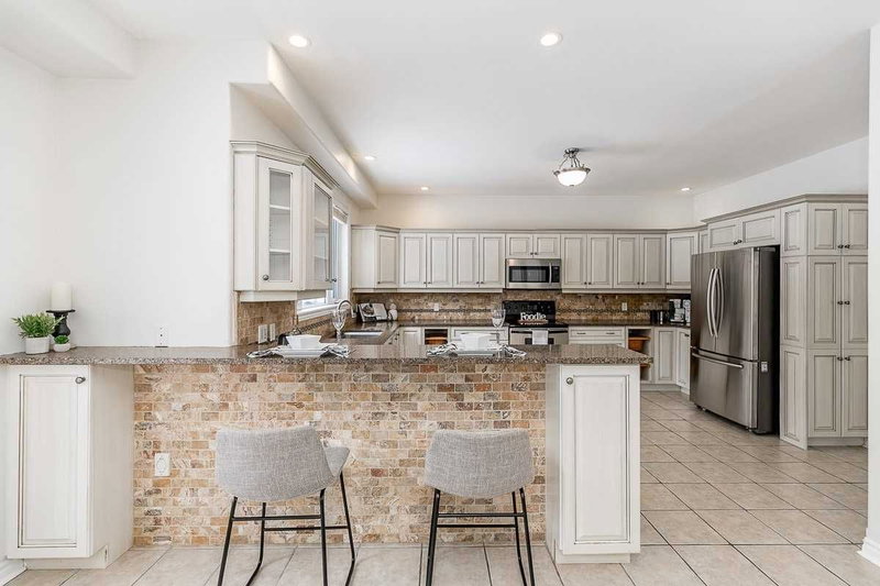 38 Lilac Lane, Springwater, L9X 0N4 | Image 2