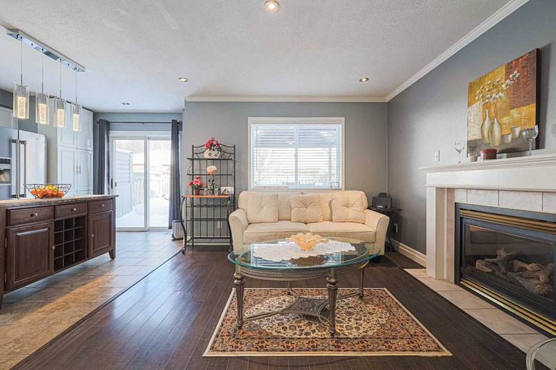 242 Mapleton Ave, Barrie, L4N5V5 | Image 2