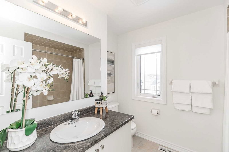 9 Academy Ave, Wasaga Beach, L9Z 1J4 | Image 2