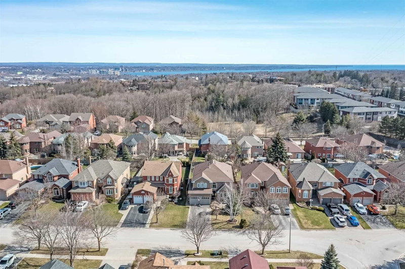 90 Cityview Circ, Barrie, L4N 7V2 | Image 2