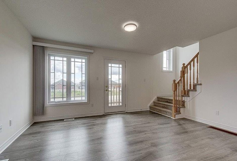 18 Foley Cres, Collingwood, L9Y 3B7 | Image 3