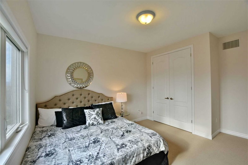 94 Kirby Ave, Collingwood, L9Y4B6 | Image 2