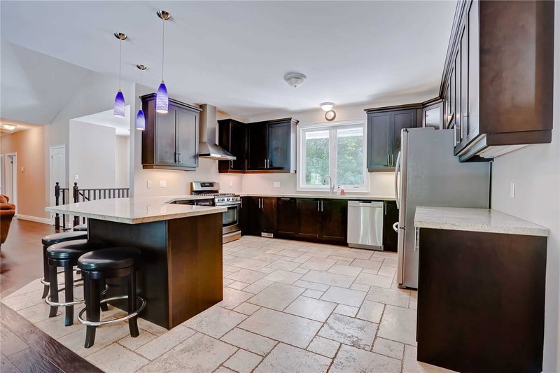 8 Merrington Ave, Oro-Medonte, L3V 6H2 | Image 3