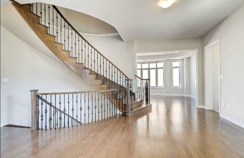 56 Redmond Cres, Springwater, L9X 1Z8 | Image 2