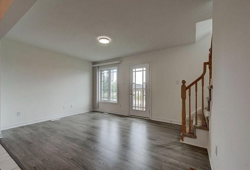 18 Foley Cres, Collingwood, L9Y 3B7 | Image 2