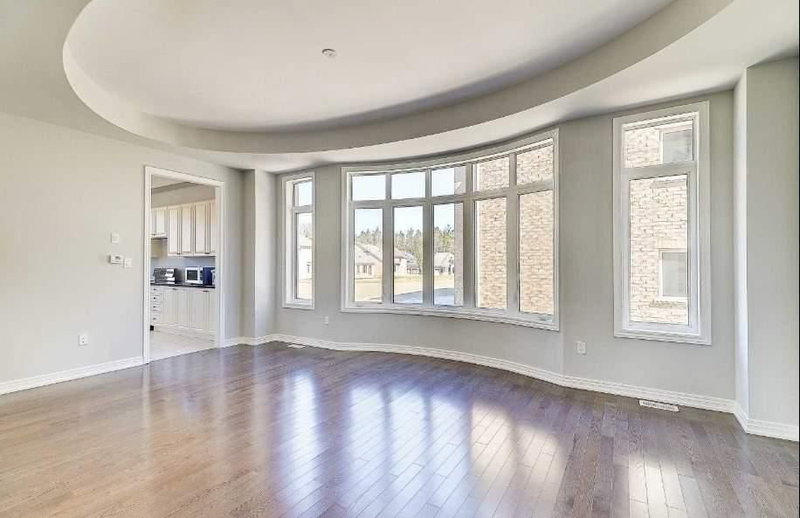 56 Redmond Cres, Springwater, L9X 1Z8 | Image 3