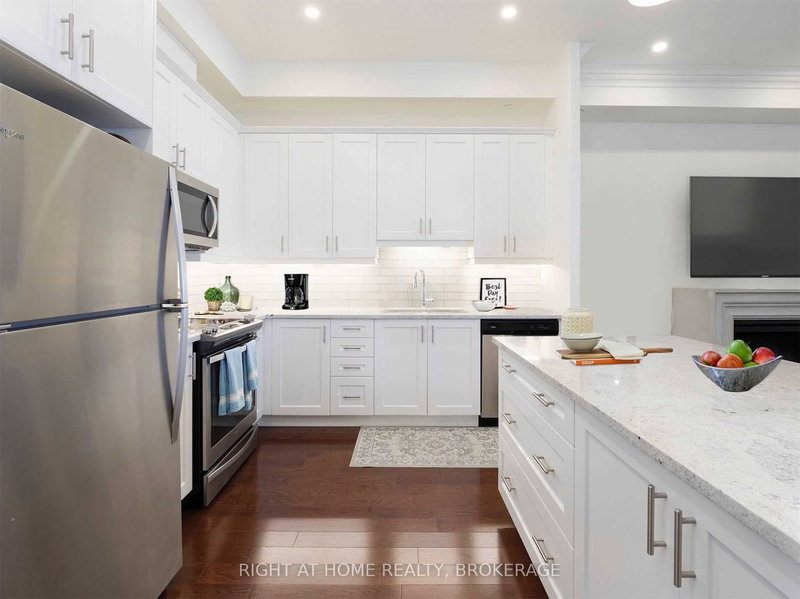 705 - 90 Orchard Point Rd, Orillia, L3V 8K4 | Image 3