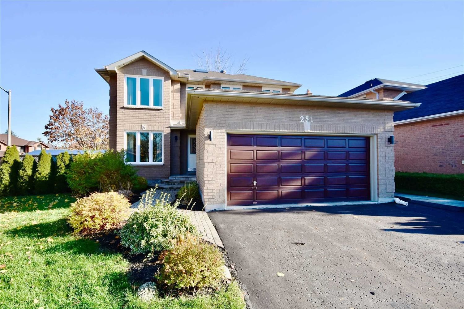 Detached House sold at 251 Livingstone Street, Barrie, West Bayfield, L4N7A9 - MLS: S5815522