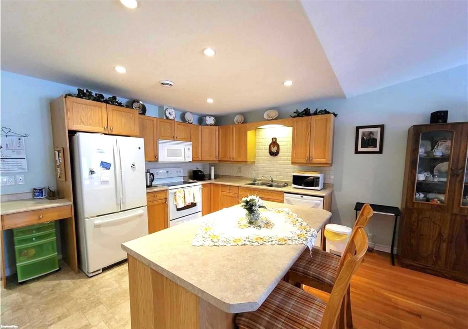 Listing Image 4