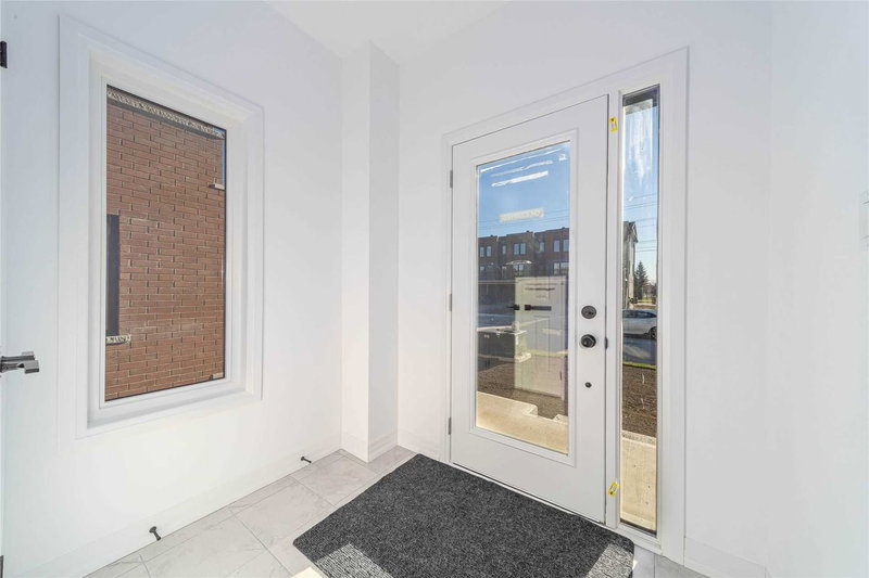 32 Fairlane Ave, Barrie, L9J 0M9 | Image 2