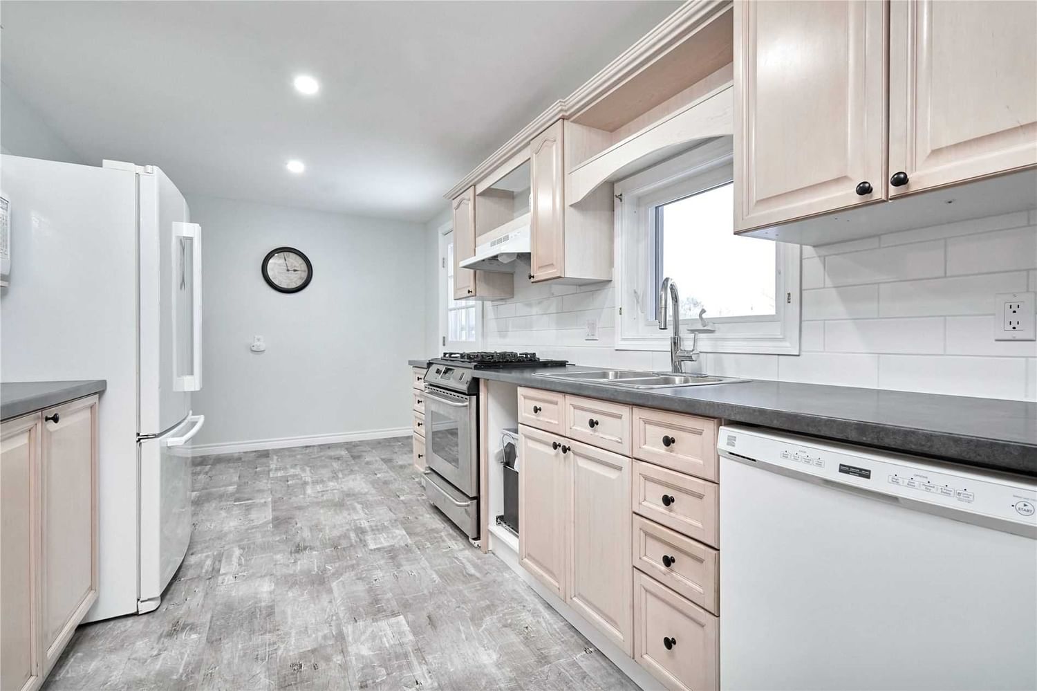 Detached House sold at 39 Kerr Street, Springwater, Ontario, L0L 1P0 - Elmvale - MLS: S5877461