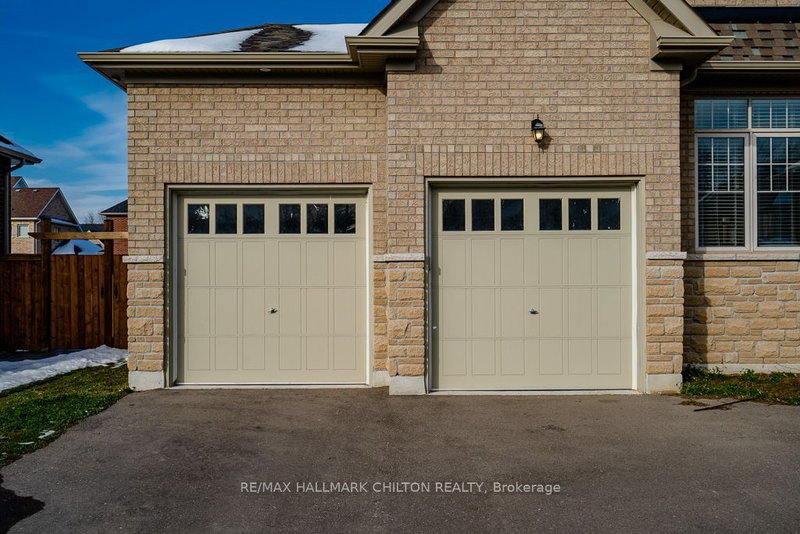 56 Redmond Cres, Springwater, L9X 2A2 | Image 3