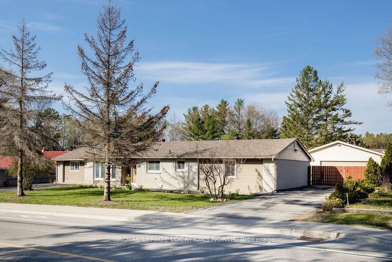 355 Zoo Park Rd, Wasaga Beach, L9Z 1S7 | Image 2