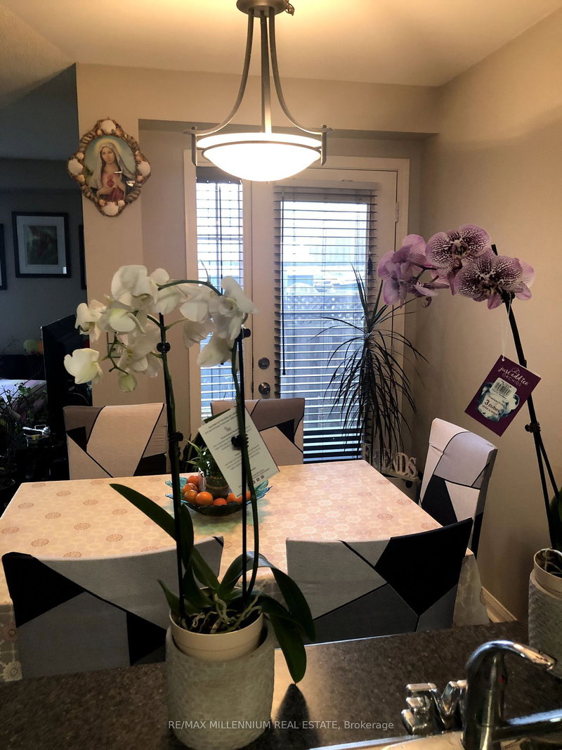 371 Ferndale Dr S, Barrie, L4N 9Y8 | Image 3