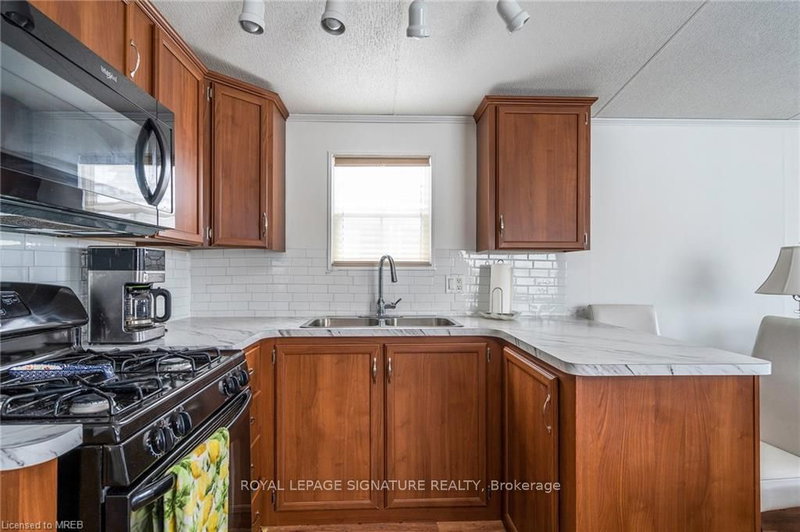 32 Temagami Tr, Wasaga Beach, L9Z 1X7 | Image 2