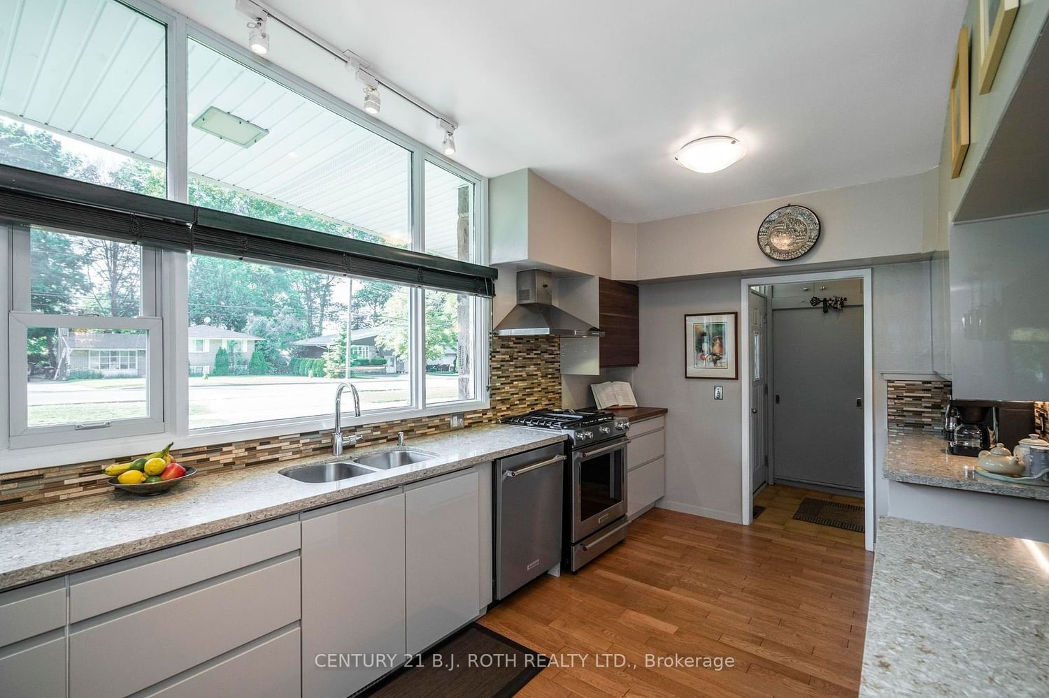 Listing Image 6