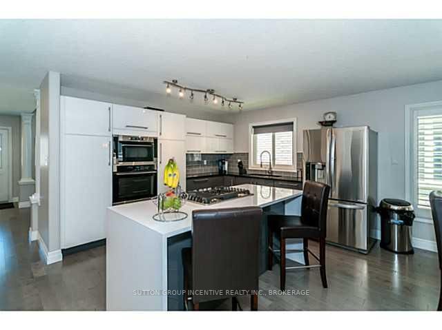 19 Falcon Cres, Barrie, L4N 0Y9 | Image 3