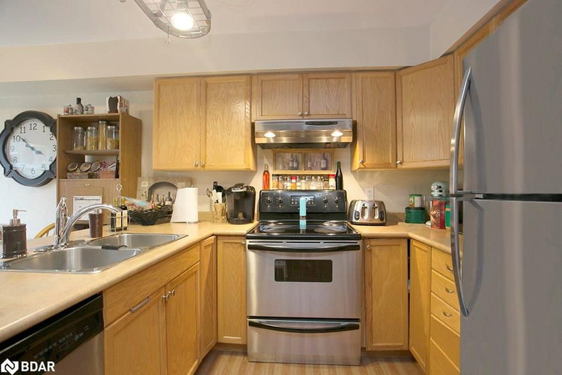 233 Stanley St, Barrie, L4M 6X9 | Image 3