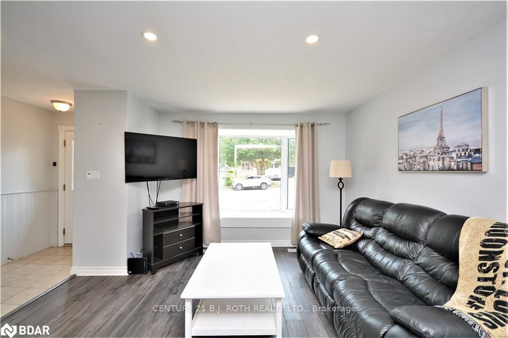 Listing Image 4