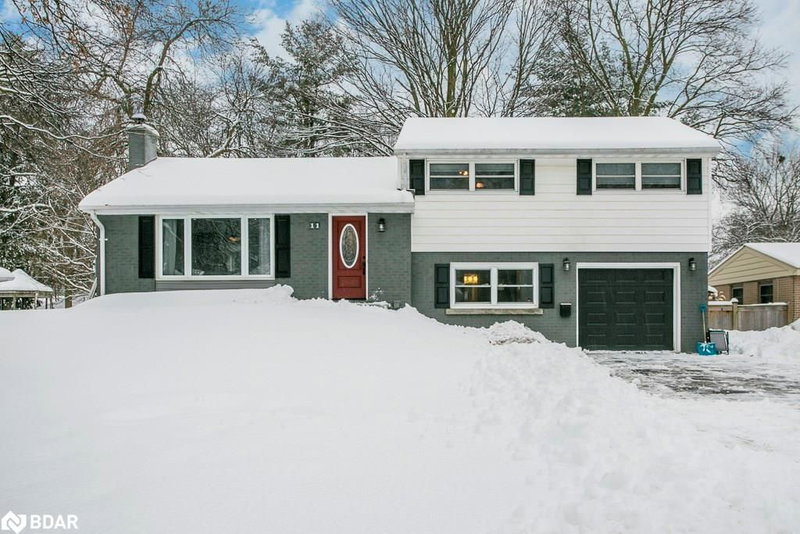 11 Castle Dr, Barrie, L4N 1P7 | Image 2
