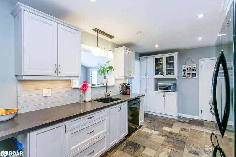 11 Castle Dr, Barrie, L4N 1P7 | Image 3