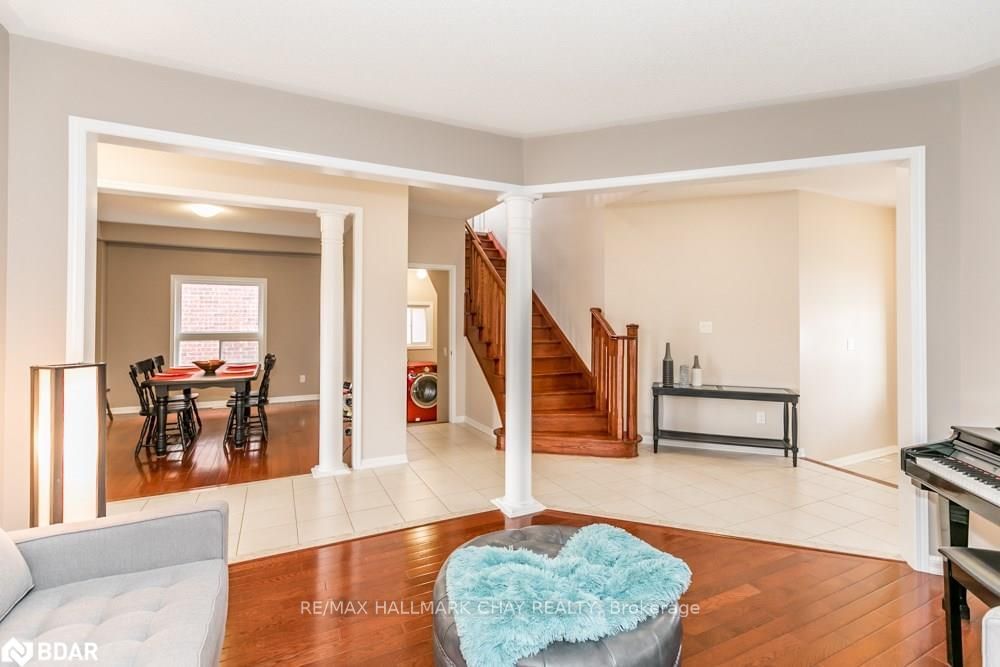Listing Image 4