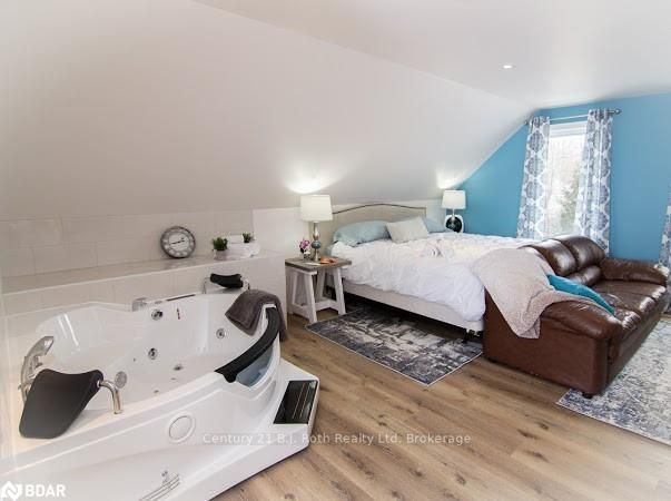 22 Caroline St, Barrie, L4N 2S3 | Image 2