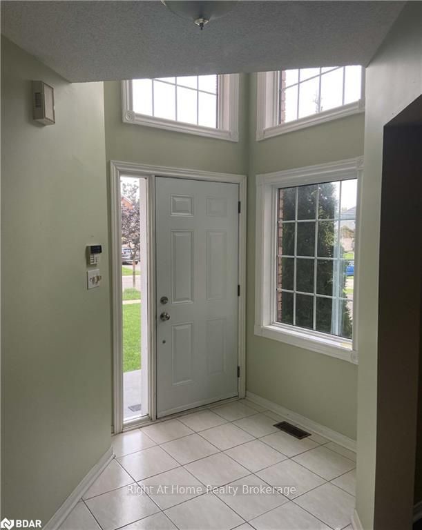 219 WESSENGER Dr, Barrie, L4N 8R4 | Image 3